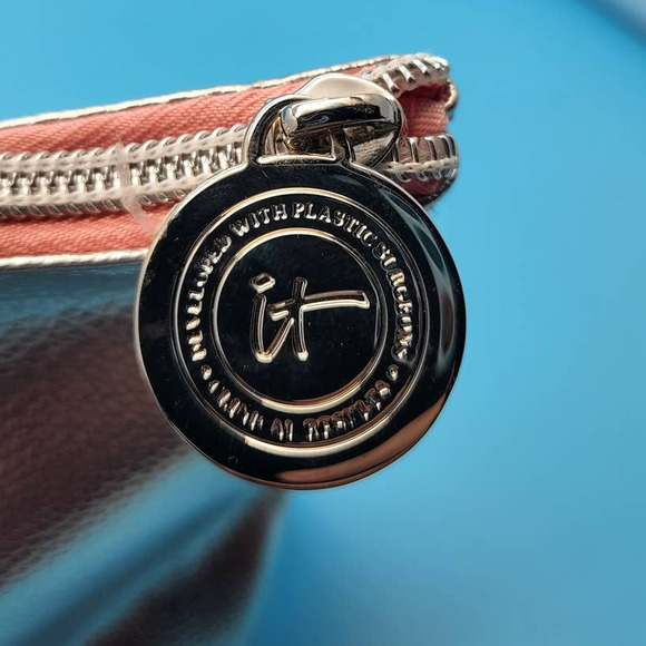 Confidence Looks Good On You IT Cosmetic Bag - Picture 4 of 5